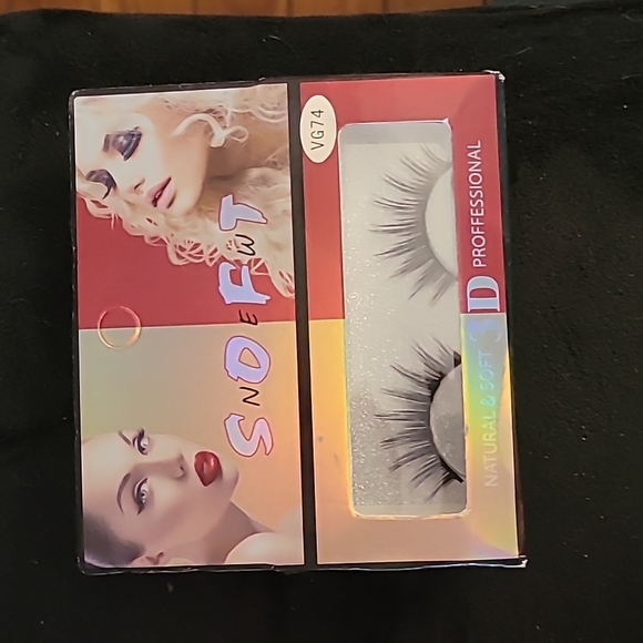 Eye lashes - Picture 3 of 3